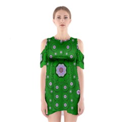 Stars Of Bleeding Hearts In Green Shoulder Cutout One Piece Dress